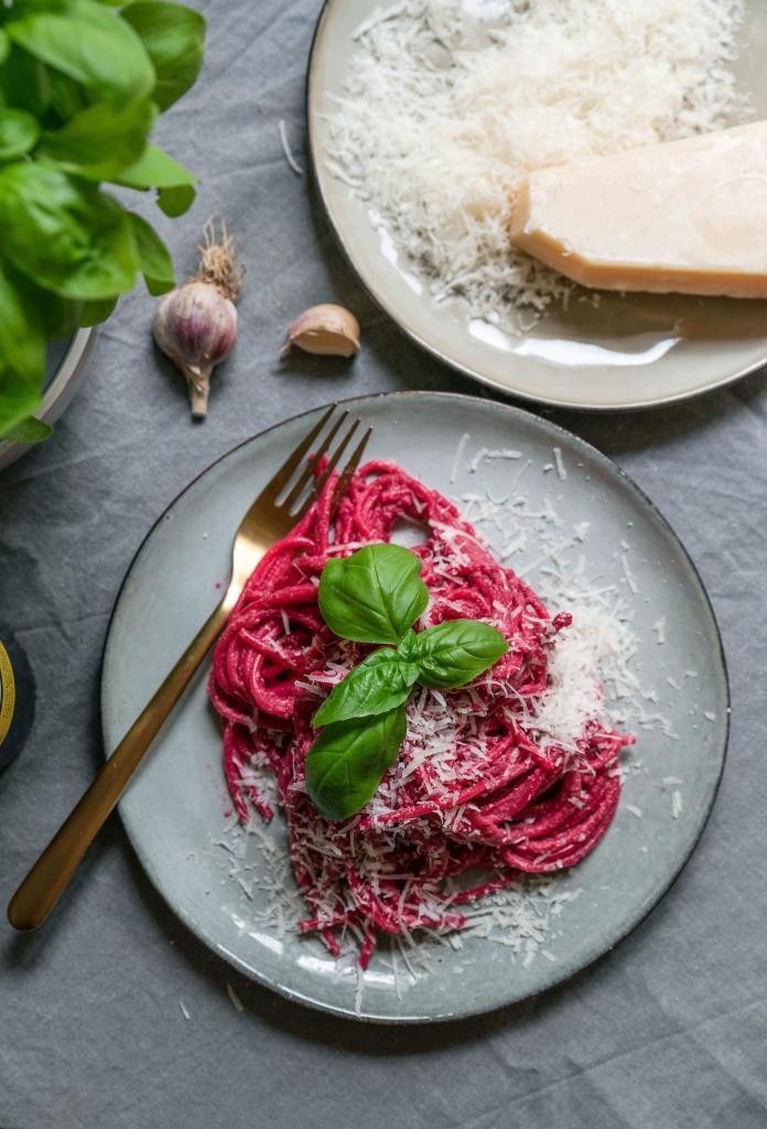 Spaghetti mit rote Rüben Pesto